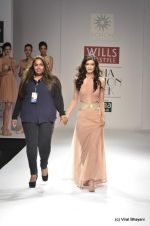 Diana Penty walk the ramp for Sakshee Pradhan Show at Wills Lifestyle India Fashion Week 2012 day 2 on 7th Oct 2012 (16).JPG